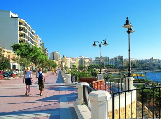 Perfect Location, Modern 2Br Apartment Слима Екстериор снимка